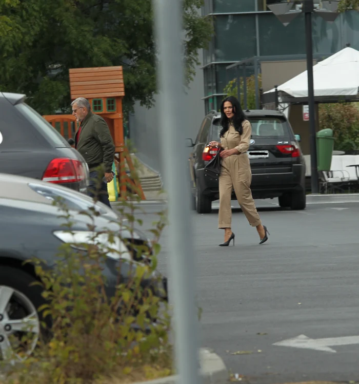 Ioana Simion, cu accesorii Hermes și tocuri cui la cumpărături de mobilă