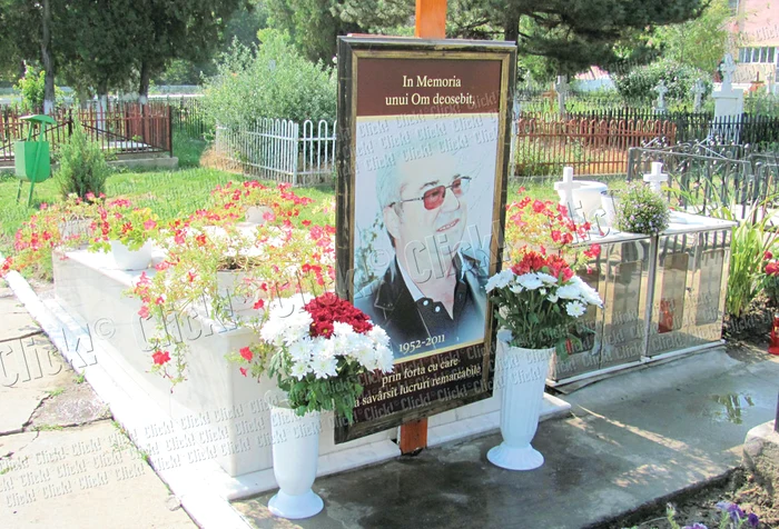 Soţia vine zilnic la mormânt