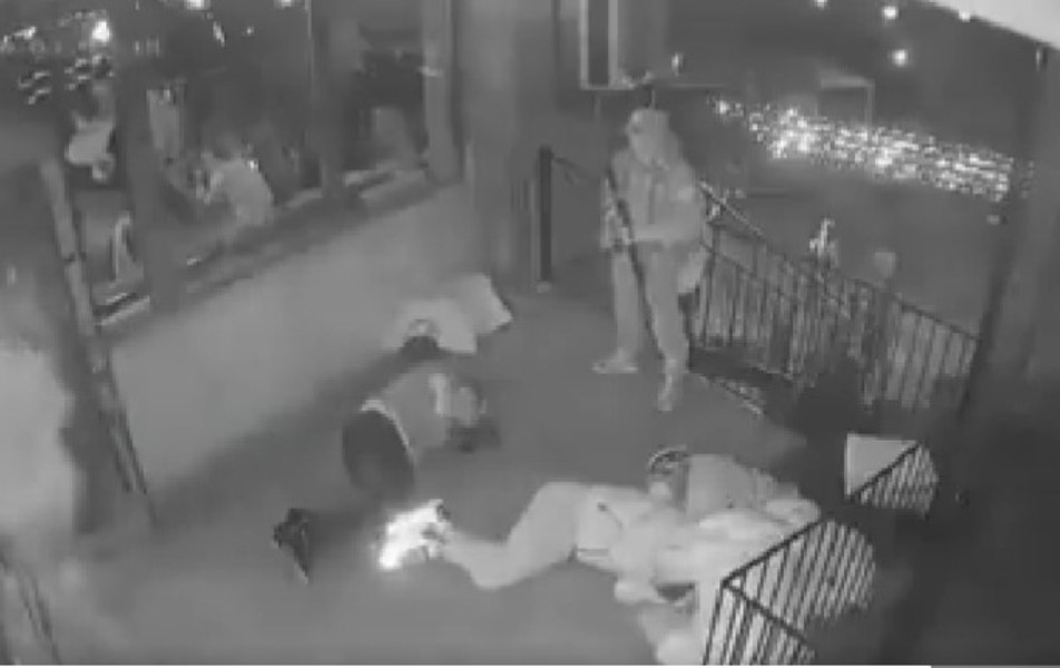 Scene terifiante într-o cafenea din Crimeea: civili bătuți și amenințați cu arma după ce au mustrat doi soldați beți care hărțuiau femei | VIDEO