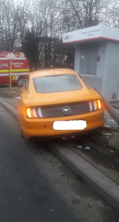 Bolidul este unul de lux, un Ford Mustang