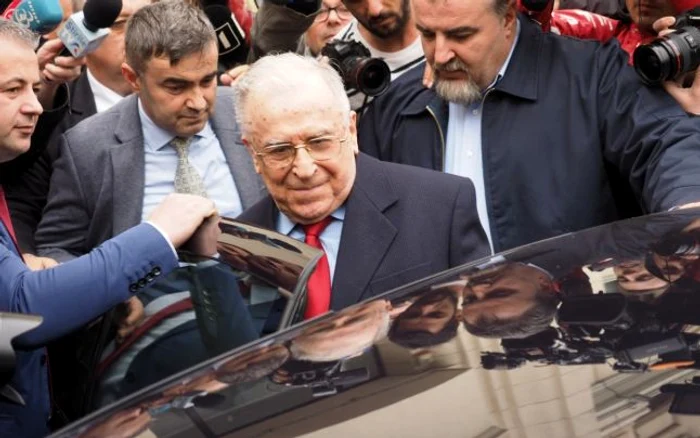 Ion Iliescu, la ieşirea de la audieri din Parchetul General în dosarul Mineriadei Foto: Ionuţ Mureşan