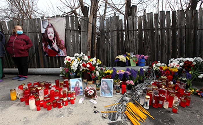 Candelele au ars continuu lângă fotografiile victimelor Fotografii: Click!