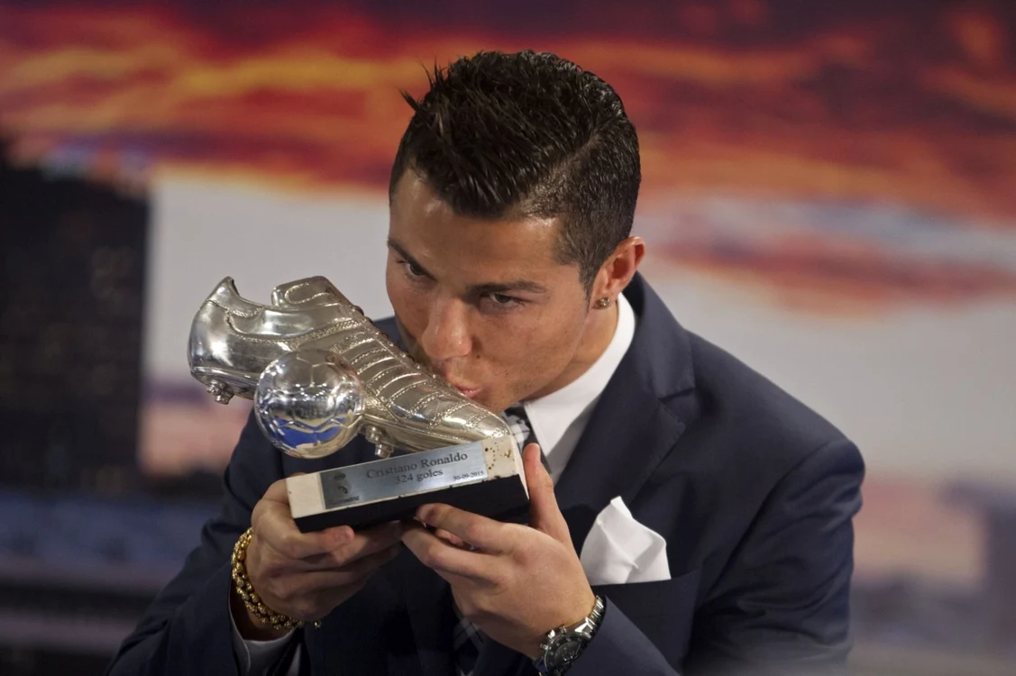 Cristiano Ronaldo sărută trofeul gheata de argint pentru cele mai multe goluri înscrise la echipa sa de club Real Madrid. FOTO AP 