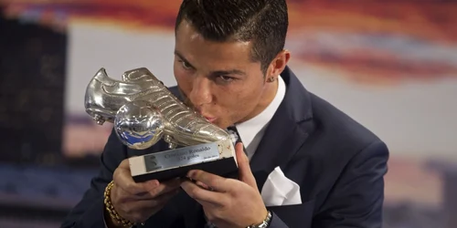 Cristiano Ronaldo sărută trofeul gheata de argint pentru cele mai multe goluri înscrise la echipa sa de club Real Madrid. FOTO AP 