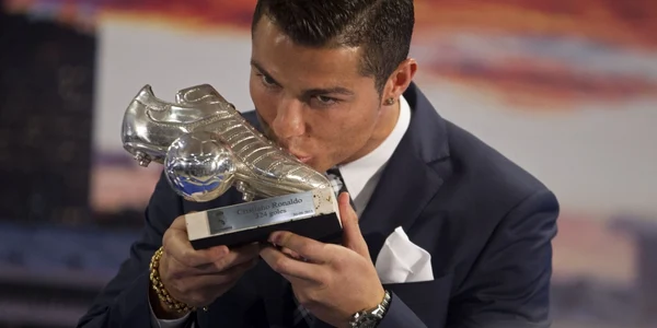 Cristiano Ronaldo sărută trofeul gheata de argint pentru cele mai multe goluri înscrise la echipa sa de club Real Madrid. FOTO AP 
