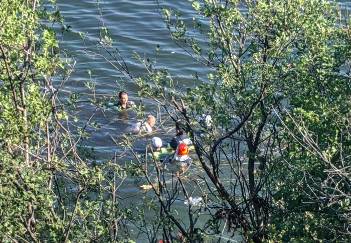 Salvatorii au sărit în lac