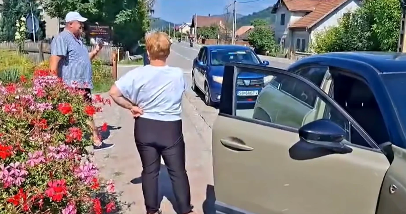 Gelu Spaiuc și soția sa, viceprimar al comunei Sirețel, opriți de polițiști FOTO: captură video