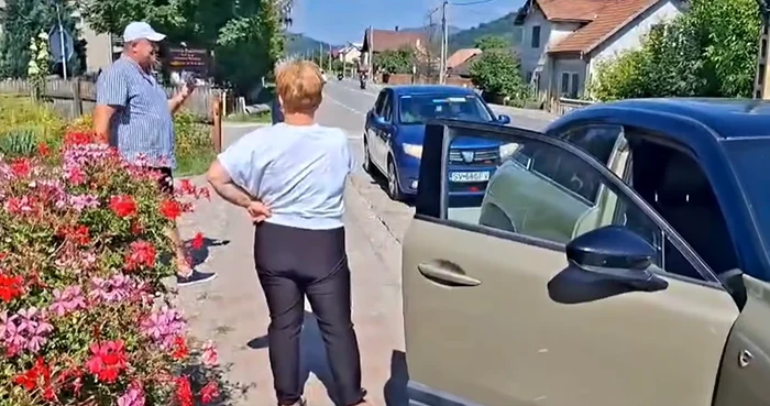 Gelu Spaiuc și soția sa, viceprimar al comunei Sirețel, opriți de polițiști FOTO: captură video