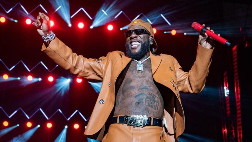 Burna Boy a primit cel mai frumos cadou de ziua lui! Headlinerul UNTOLD este primul artist african care a făcut sold-out la London Stadium pentru al doilea an la rând