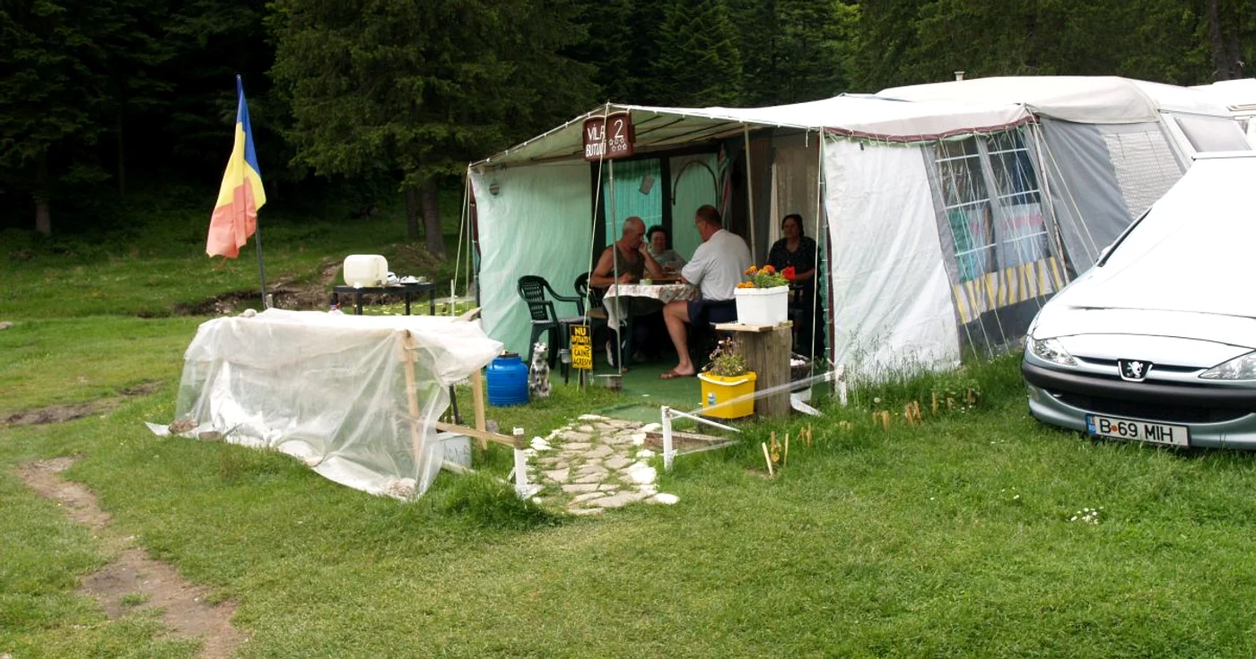 Familiile Radulescu şi Dumitru, din Bucureşti,  vin de cinci ani cu rulota în Valea Cerbului