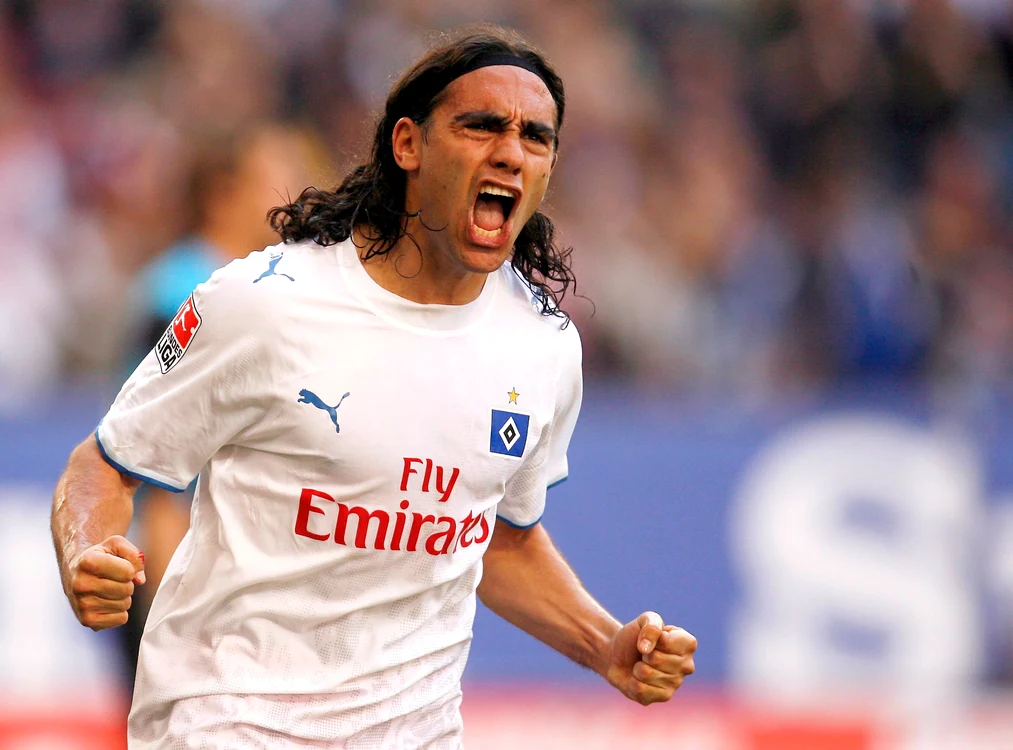 
    Juan Pablo Sorin a jucat la  River Plate, Juventus Torino, Lazio Roma, FC Barcelona, Villarreal, Paris Saint-Germain şi Hamburg SV  