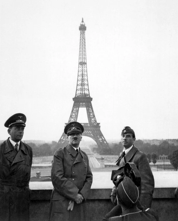 Hitler la Paris, după cucerirea Franţei FOTO britannica.com