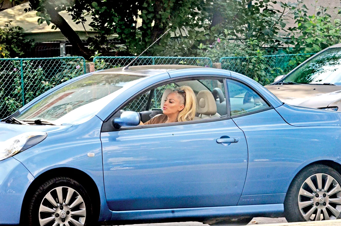 Sânzi e mai degrabă atentă la machiaj, decât la trafic