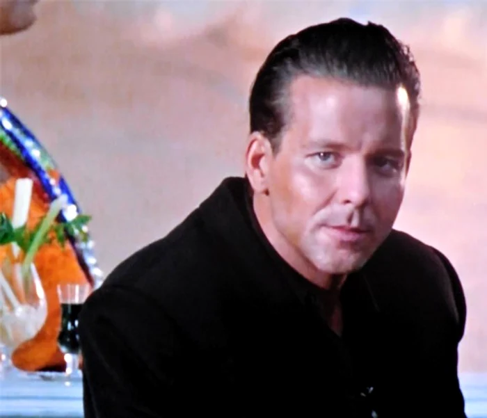 
    Starul a fost surprins, recent, plin de cicatrice, împreună cu un prieten, la un local  