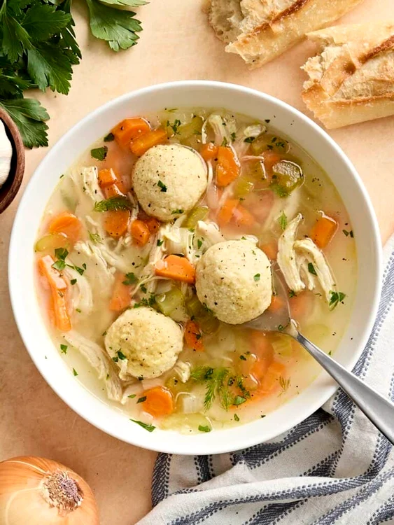 Supă cu găluște Matzo FOTO budgetbytes.com