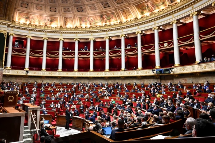 FOTO: AFP / Adunarea Naţională Franceză de la Paris, în şedinţa pentru dezbaterea proiectului de lege care transformă certificatul verde în certificat de vaccinare, 5 ianuarie 2022