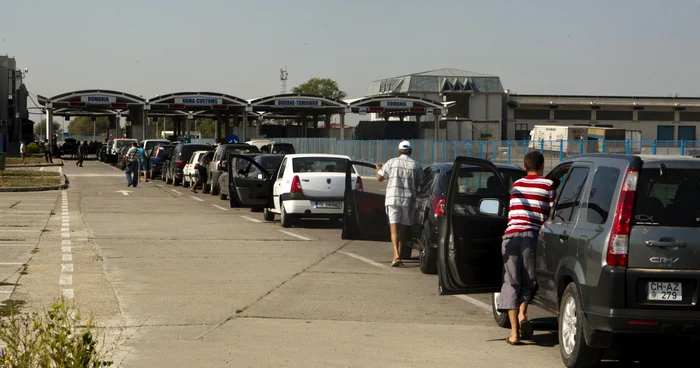 Sute de maşini stau cu orele la intrarea în ţară. Foto: Florin Costache