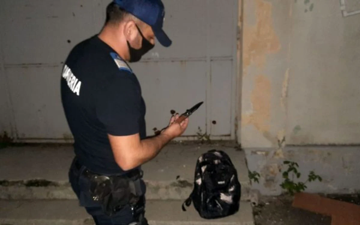 
    Cuâitul a fost găsit în rucsacul unui elev Foto: adevarul.ro  