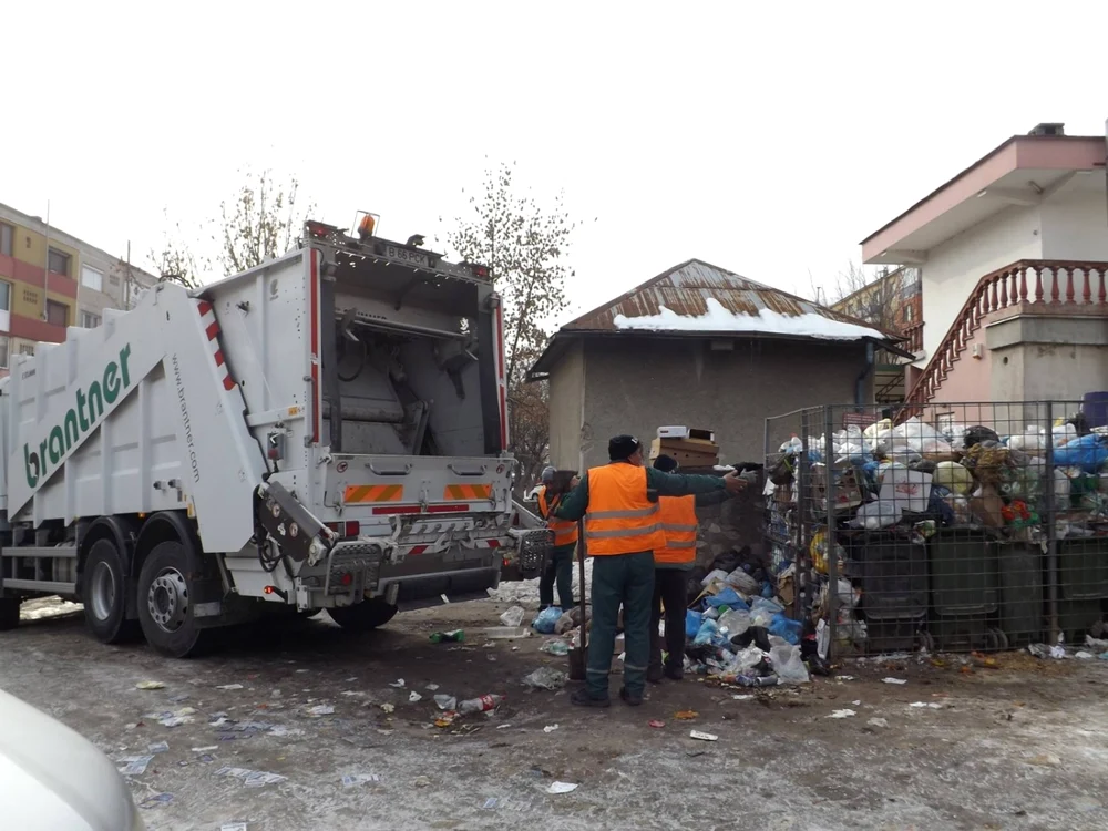 Angajatii de la Brantner fac curatenie la Orsova FOTO Alexandra Georgescu