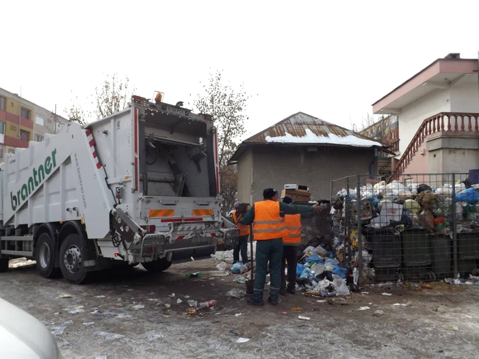 Angajatii de la Brantner fac curatenie la Orsova FOTO Alexandra Georgescu