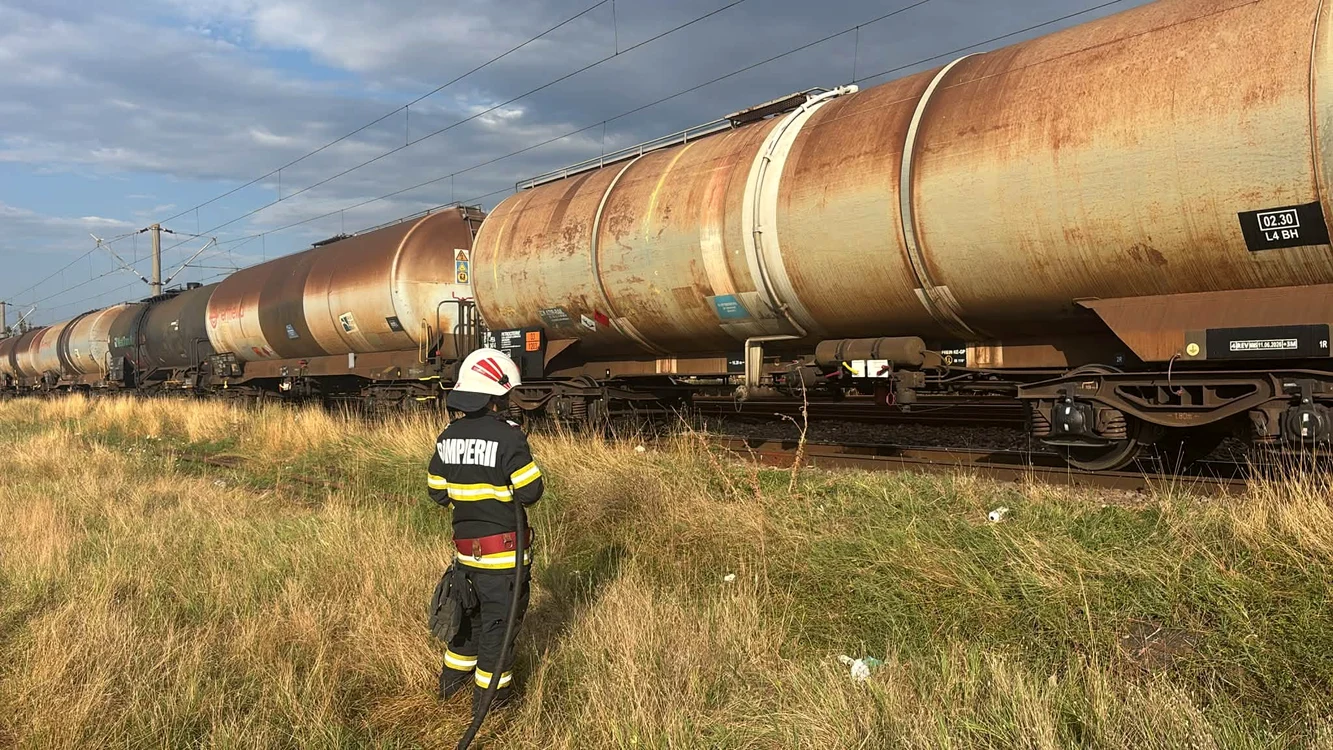 Trenul a fost oprit după depistarea unei scurgeri de motorină la un vagon. FOTO: ISU Teleorman
