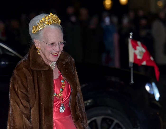 Regina Margrethe a II-a cu tiara Naasut a Groenlandei. FOTO: Profimedia
