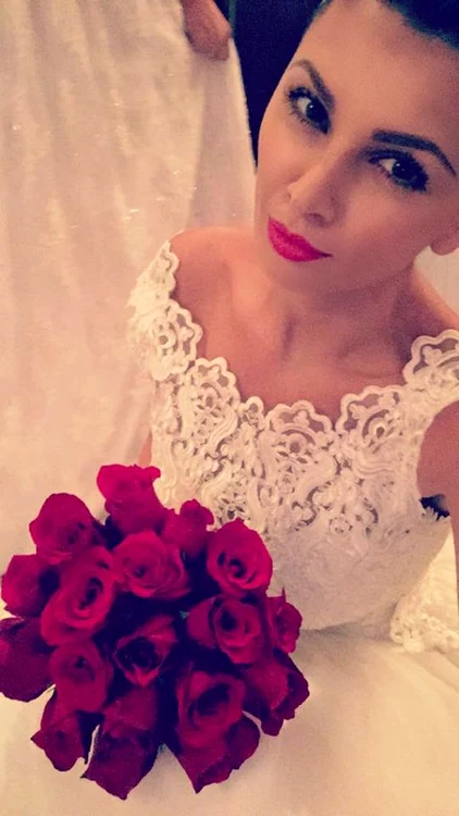 Ramona a avut un buchet de trandafiri rosii