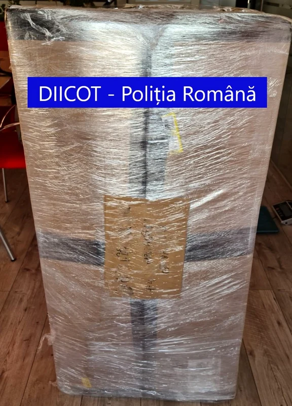 Procurorii DIICOT au reţinut patru persoane suspectate de trafic de droguri foto diicot