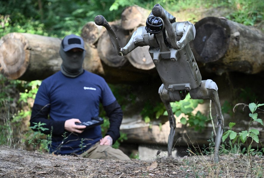  Ucrainenii folosesc câini roboți pentru livrarea de provizii sau efectuarea de misiuni de recunoaștere în prima linie a frontului