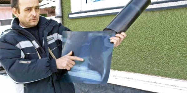 Viorel Negrilă s-a întors acasă cu tot cu lama de cuţit în spate. Foto: D. Guţă  