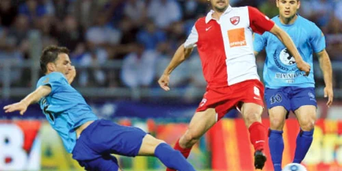 Boştină (în alb-roşu) este unul dintre cei mai tehnici jucători de la Dinamo