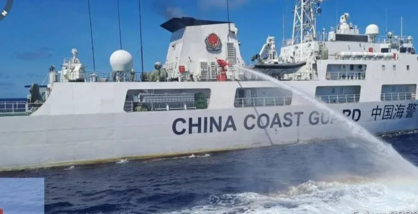 O navă a Pazei de Coastă chineze a folosit un tun cu apă asupra unui vas filipinez FOTO PCF 