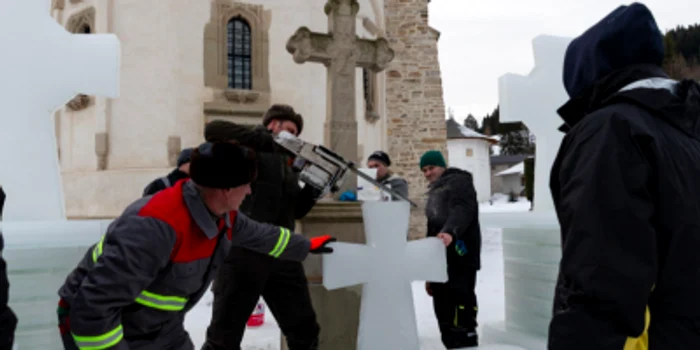 Cruci şi agheasmatar de gheaţă sculptate de Bobotează la Mănăstirea Putna Sursa basilica.ro