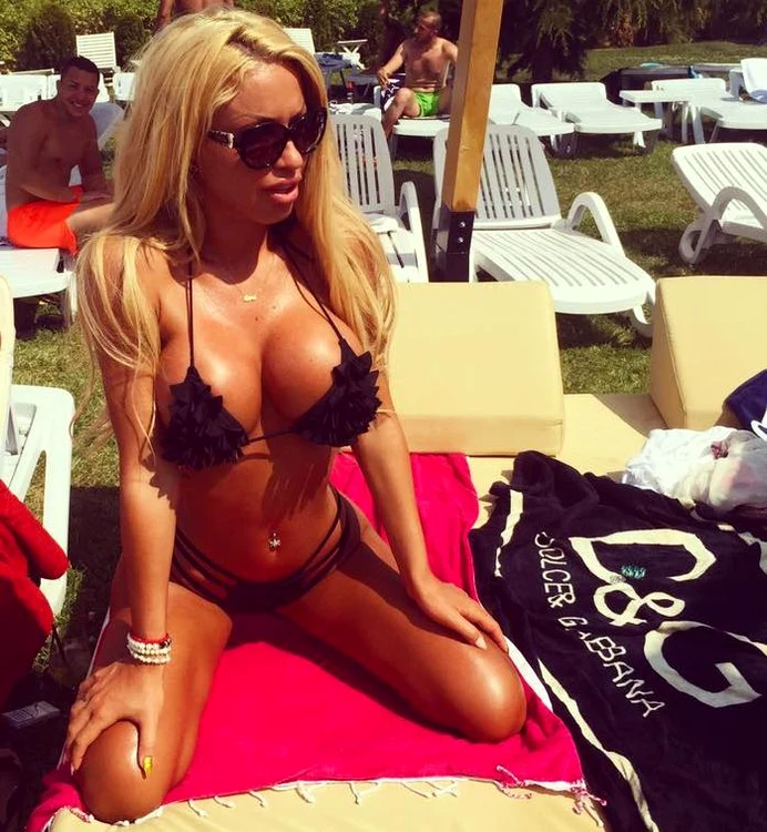 
    Loredana Chivu şi-a etalat silicoanele uriaşe la piscinăfoto: arhiva personală  