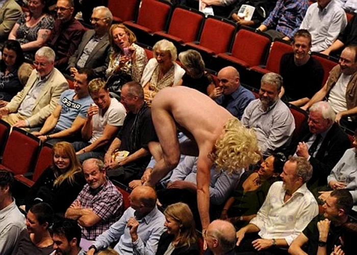 Actori goi puşcă pe scenă