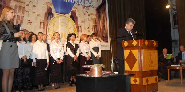 Rectorul Viorel Mînzu, pe vremea când prinsese un obicei bun în a răsplăti performanţa. Foto: Bogdan Nistor