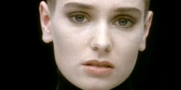 Sinead O'Connor, în 1990