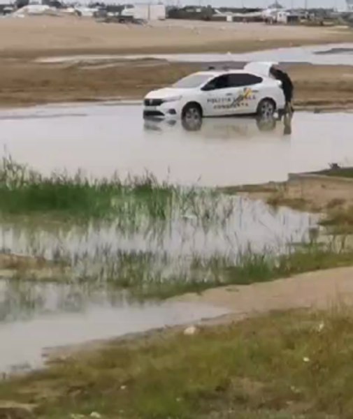 Imagini virale cu mașina Poliției Locale Constanța împotmolită pe plajă. Cum a ajuns acolo VIDEO
