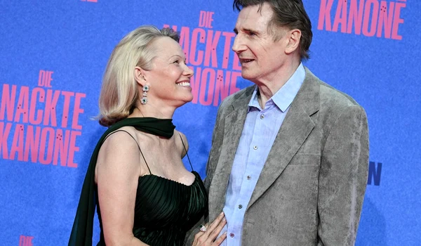 Pamela Anderson și Liam Neeson foto profimedia (2) jpg