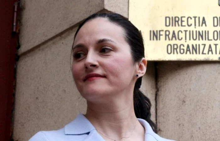 
    Fosta șefă a mascaților, Alina Bica, a fost reținută din nou pentru mită, în alt treilea dosar de corupție  