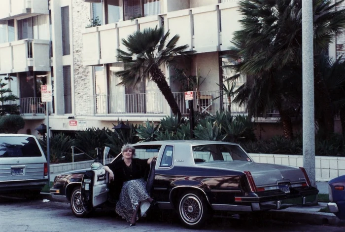 Corina Chiriac cu prima ei mașină clasică în anul 1990, în Los Angeles, SUA
