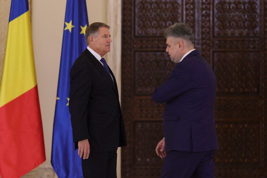 Noii miniștri din Guvernul Ciolacu 2 au depus jurământul. Unii s-au bâlbâit, alții au uitat să pună mâna pe Biblie. Mesajul transmis de Iohannis