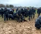 Polițiști germani blocați în noroi la un protest al activiștilor de mediu FOTO Profimedia