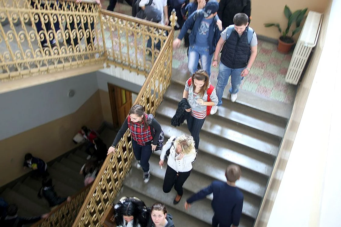 Liceenii care fac naveta în alt oraș nu vor mai primi burse sociale Foto: Arhivă