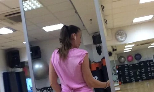 Dacă o priveşti din spate, nici nu bănuieşti că Raluca este însărcinată în luna a noua jpeg