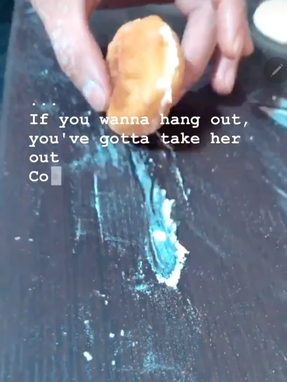 Totul devine mai clar când apare în cadru o gogoașă