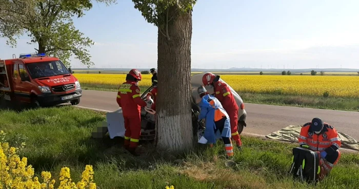 Accidentul rutier s-a soldat cu moartea şoferului                                     FOTO: ISU Tulcea