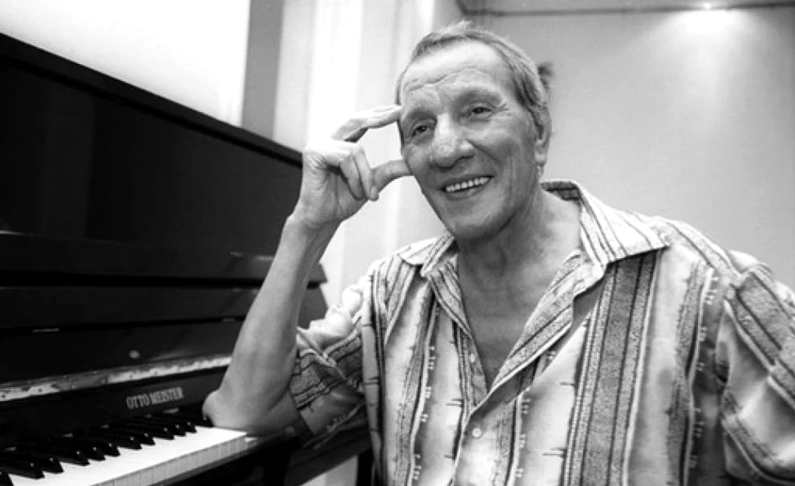 Gil Dobrică, artistul care a intrat în istorie cu melodia „Hai, acasă!” / foto: arhiva Click!