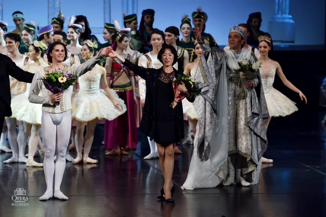Aplauze. In centru, Robert Enache (Jean de Brienne) şi maestra de repetiţii Takako Nishikawa