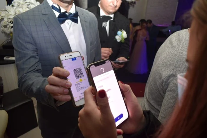 
    Polițiștii au verificat în autobuze dacă pasagerii poartă masca de protecțieFotografii: Poliția Română  